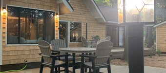 Lovely 3-bedroom house on Rapid River with easy access to Torch Lake sandbar! 