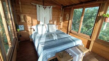1 bedroom, bed sheets