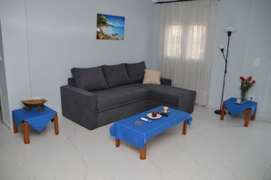 Living area - A spacious apartment close to the sea, ideal for couples, families and friends. (Flogita)