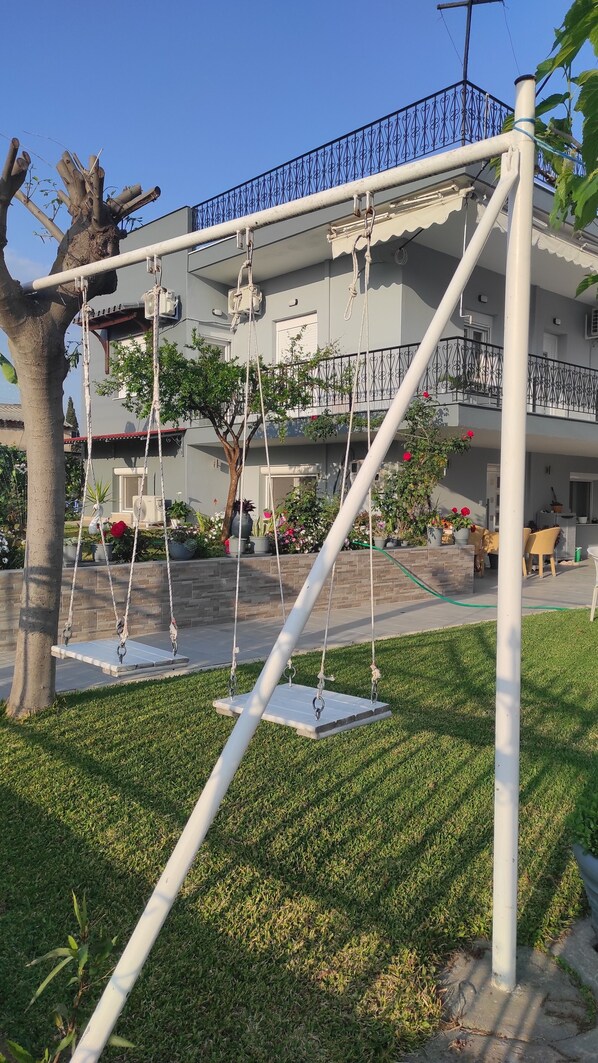 Property grounds - A spacious apartment close to the sea, ideal for couples, families and friends. (Flogita)