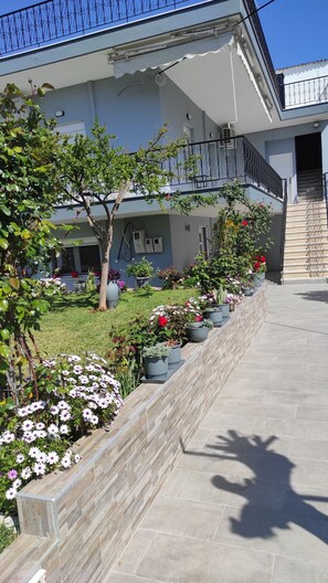 Exterior detail - A spacious apartment close to the sea, ideal for couples, families and friends. (Flogita)