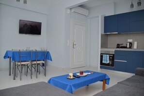 Interior - A spacious apartment close to the sea, ideal for couples, families and friends. (Flogita)