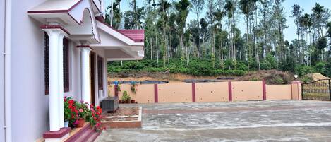 المنشأة من الخارج