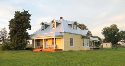 The Farm House - Your Peaceful Country Getaway!