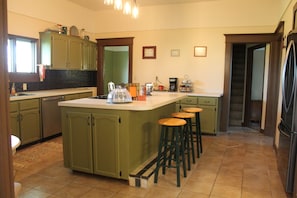 Fridge, microwave, oven, stovetop - The Farm House-Just 1 Hour from KC FIFA Fans! Great for Any Season! Pet Friendly (Osborn)