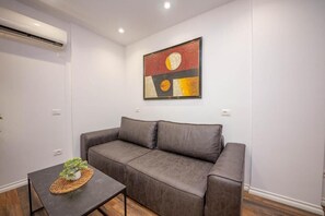 Studio Deluxe | Khu phòng khách | Smart TV 40-cm có truyền hình cáp 