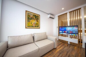 高级套房 | 起居区 | 40-厘米智能电视（配备有线频道）