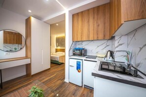 Réfrigérateur, micro-ondes, plaque de cuisson, bouilloire électrique