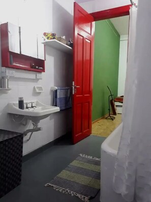 Een haardroger, handdoeken, zeep, shampoo