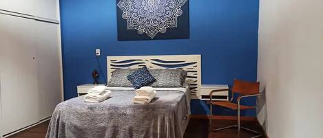 1 dormitorio, tabla de planchar con plancha, wifi y ropa de cama