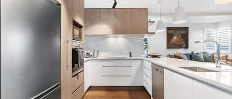 Frigorifero, microonde, forno, piano cottura