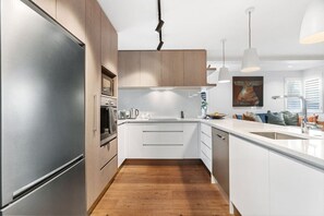 Een koelkast, een microgolfoven, een oven, een kookplaat