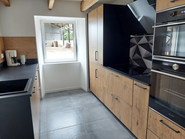 Fridge, microwave, oven, stovetop - Les gîtes de Kerhuon at the tip of Brittany in France, close to the sea. (Audierne)