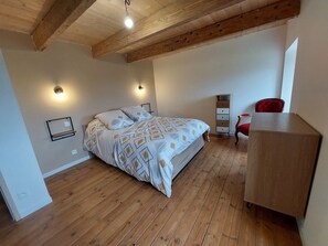 4 bedrooms, travel crib, free WiFi, bed sheets