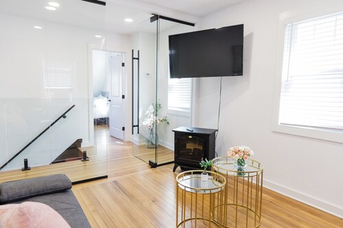 Marvelous 4-bedroom house in Woodlawn Heights, family friendly.