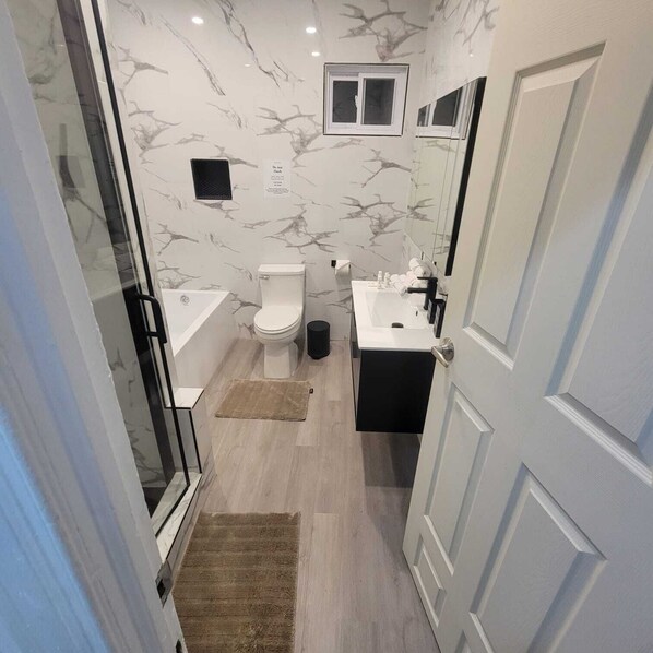 Hårføner, håndklær, såpe og toalettpapir