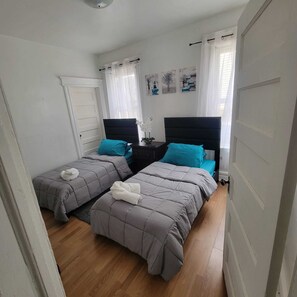 2 bedrooms, iron/ironing board, WiFi, bed sheets - Cozy 2-bedroom house in pleasant Newark with WiFi, AC (Newark)