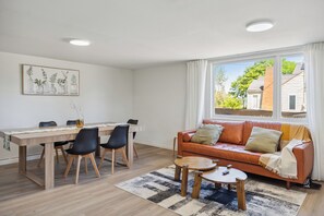 Smart TV - Spacious 5B2B home 5 min to airport with AC, Game Room, Sleeps 16 (SeaTac)