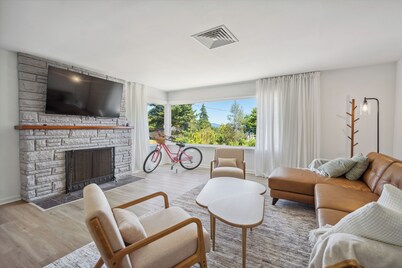 Spacious 5B2B home 5 min to airport with AC, Game Room, Sleeps 16