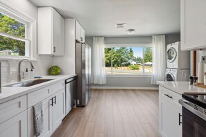 Fridge, microwave, oven, stovetop - Spacious 5B2B home 5 min to airport with AC, Game Room, Sleeps 16 (SeaTac)