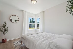 5 bedrooms, WiFi, bed sheets - Spacious 5B2B home 5 min to airport with AC, Game Room, Sleeps 16 (SeaTac)