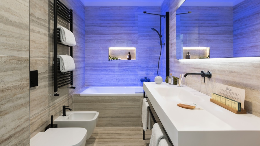 Adoro Hotel
