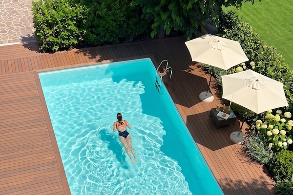Una piscina al aire libre de temporada