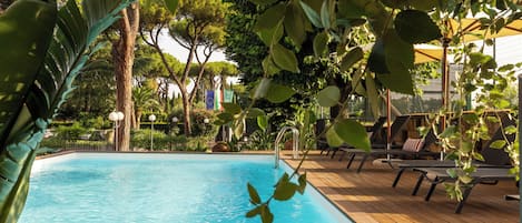 Una piscina al aire libre de temporada