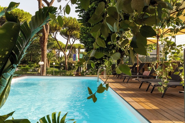 Una piscina al aire libre de temporada