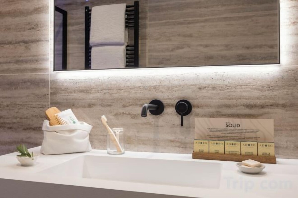 Salle de bain | Douche cascade, séchoir à cheveux, pantoufles, bidet