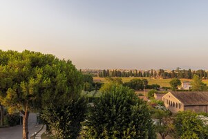 Panorama di una cittadina con edifici, alberi e cielo sereno.