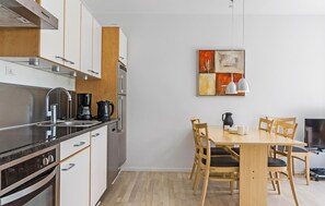 Réfrigérateur, surface de cuisson, lave-vaisselle, cafetière-théière