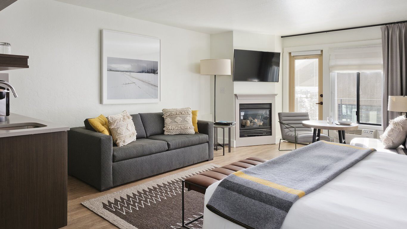 King + Queen Sofa Sleeper, Gravity Haus, Steps From Gondolas, Outdoor Pool - Teton Village, WY