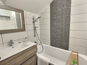 Hårføner, håndklær, såpe og sjampo