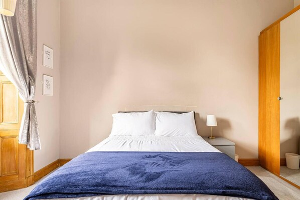 Apartment | 5 bedrooms, iron/ironing board, free WiFi, bed sheets - Stunning 5 Bedroom Large Apartment With Parking (Edinburgh)