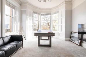 Interior - Stunning 5 Bedroom Large Apartment With Parking (Edinburgh)