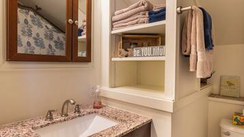 SĂšche-cheveux, serviettes fournies, savon, shampoing