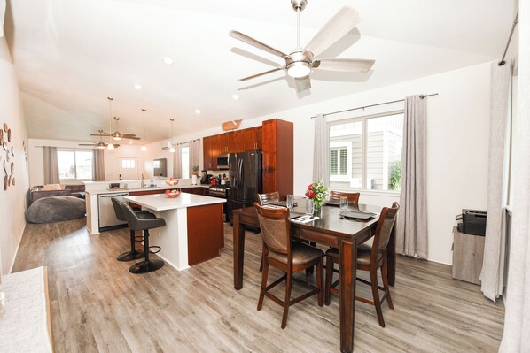 Fridge, microwave, oven, stovetop - Modern 4-bedroom house in family-friendly Hoopili with WiFi, AC (Ewa Beach)