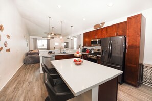 Fridge, microwave, oven, stovetop - Modern 4-bedroom house in family-friendly Hoopili with WiFi, AC (Ewa Beach)