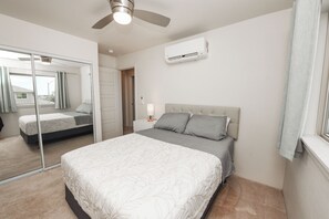 4 bedrooms, iron/ironing board, WiFi, bed sheets - Modern 4-bedroom house in family-friendly Hoopili with WiFi, AC (Ewa Beach)