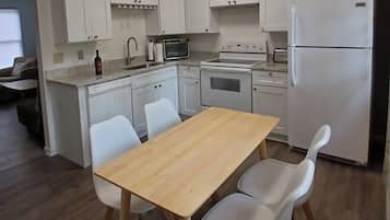 Mikrowelle, Ofen, Herdplatte, Geschirrspüler