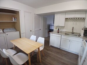 Micro-ondes, four, plaque de cuisson, lave-vaisselle