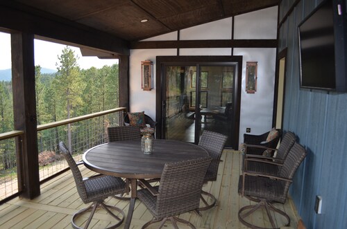 Spacious, 3 bedroom private cabin on 6 acres. Near Mickelson trail & Deadwood