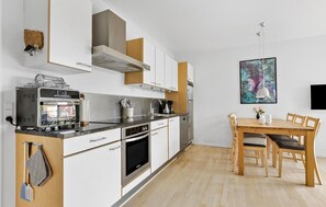 Kjøleskap, kokeplater, oppvaskmaskin og kaffetrakter/tekoker