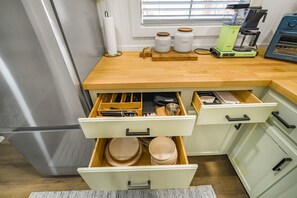 Refrigerador, horno, parrilla de estufa y cafetera y tetera 