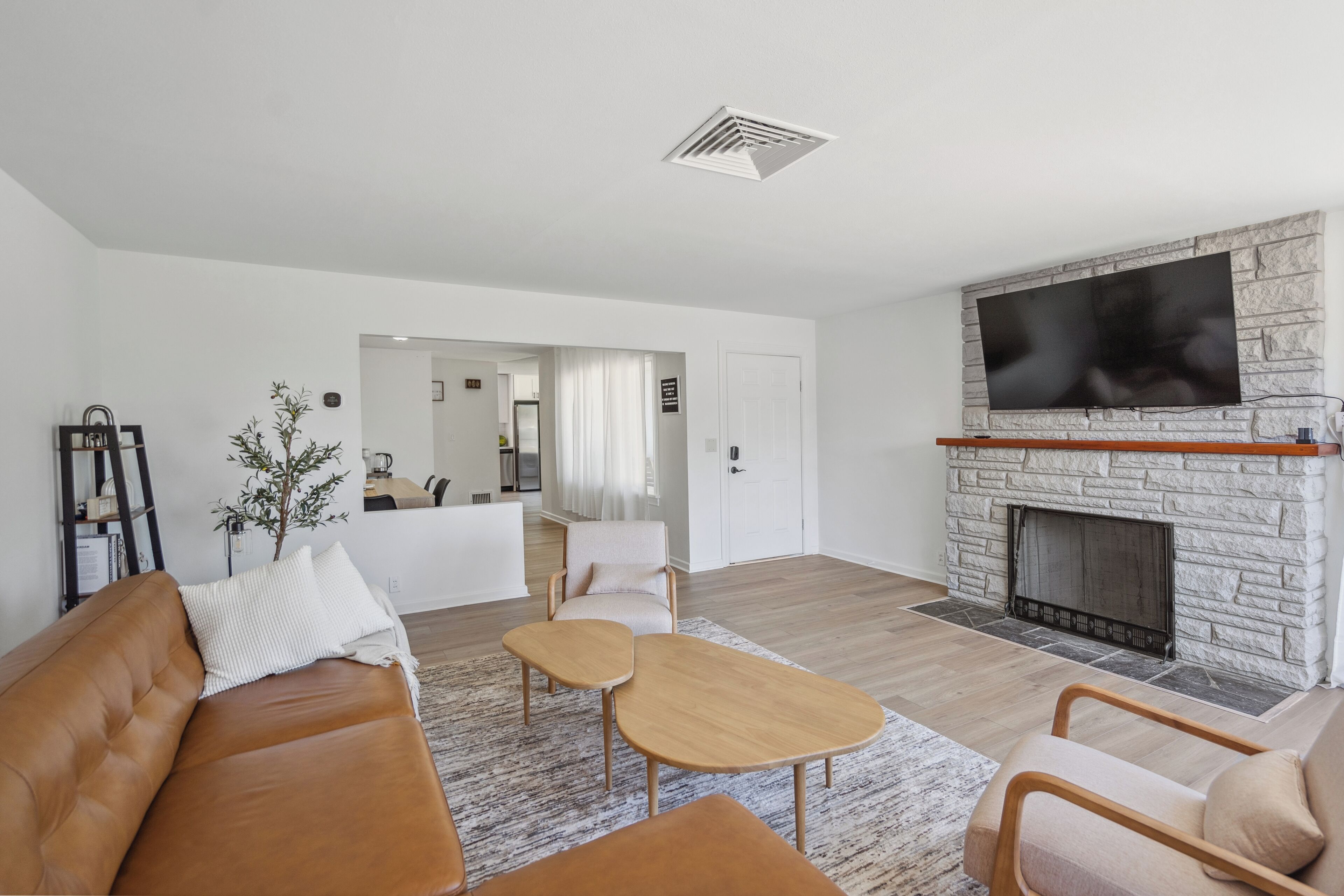 Cozy 3B1B home 5 min to airport with AC, WiFi, Parking!