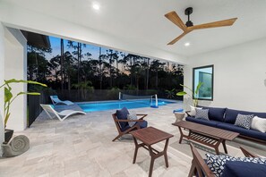 A heated pool - Luxurious 2024 5-BR House-- Heated Pool and Outdoor Kitchen, just minutes from beaches and downtown (Naples)