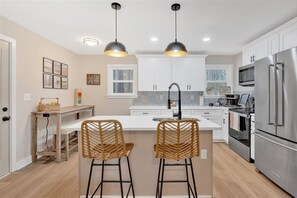 Fridge, microwave, oven, stovetop - Cozy,Convenient home in Downtown (Acworth)