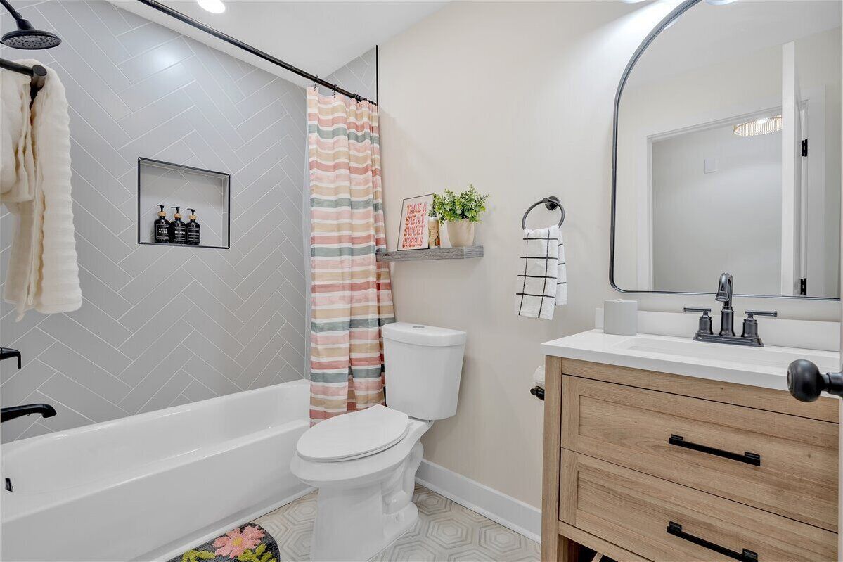 Un bagno moderno con vasca, servizi igienici e lavabo.
