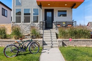 Exterior - Upbeat Retreat Enjoy Bikes, Brews and Mtn Peaks! (Fort Collins)